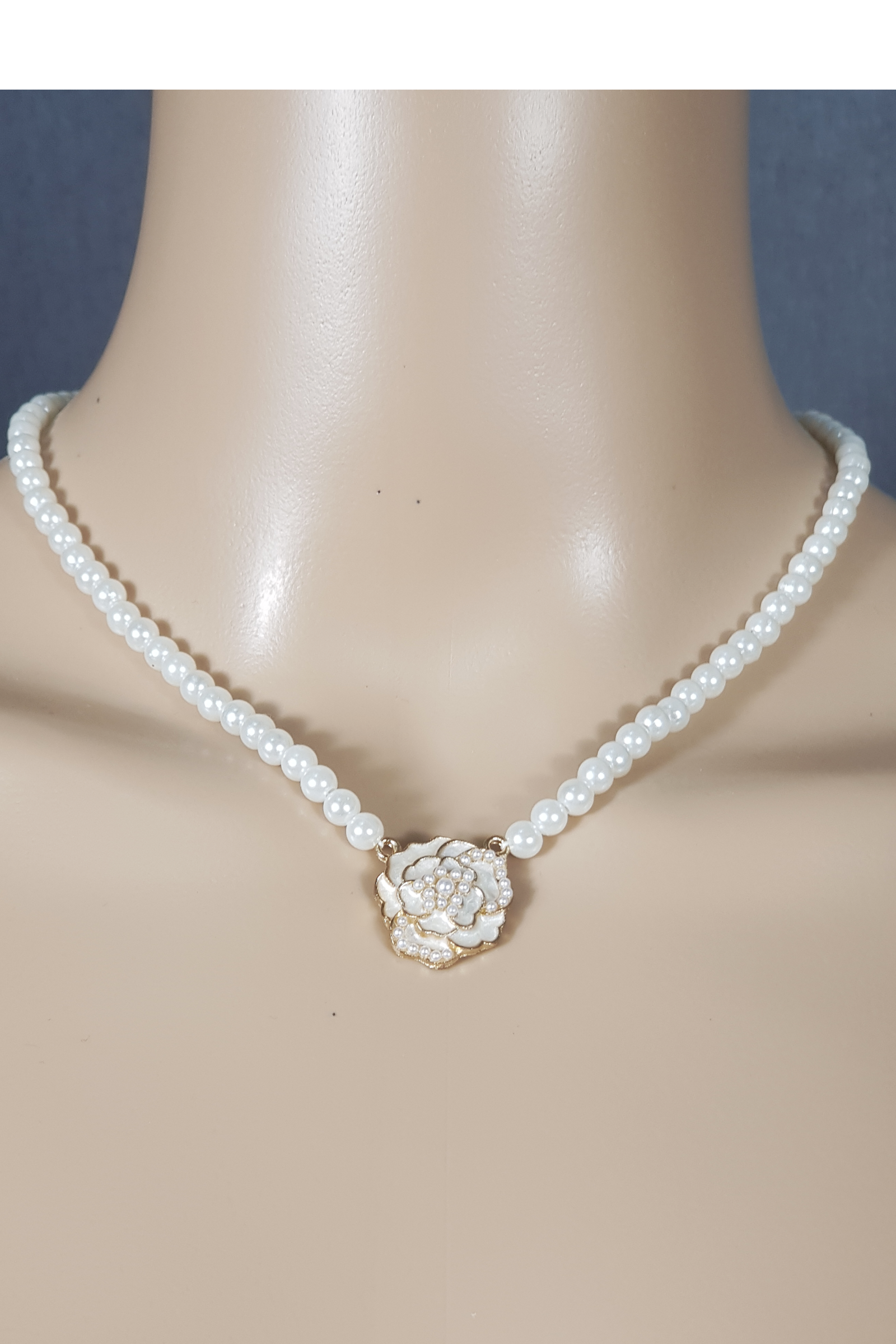 Elegant Floral Pendant Pearl Necklace